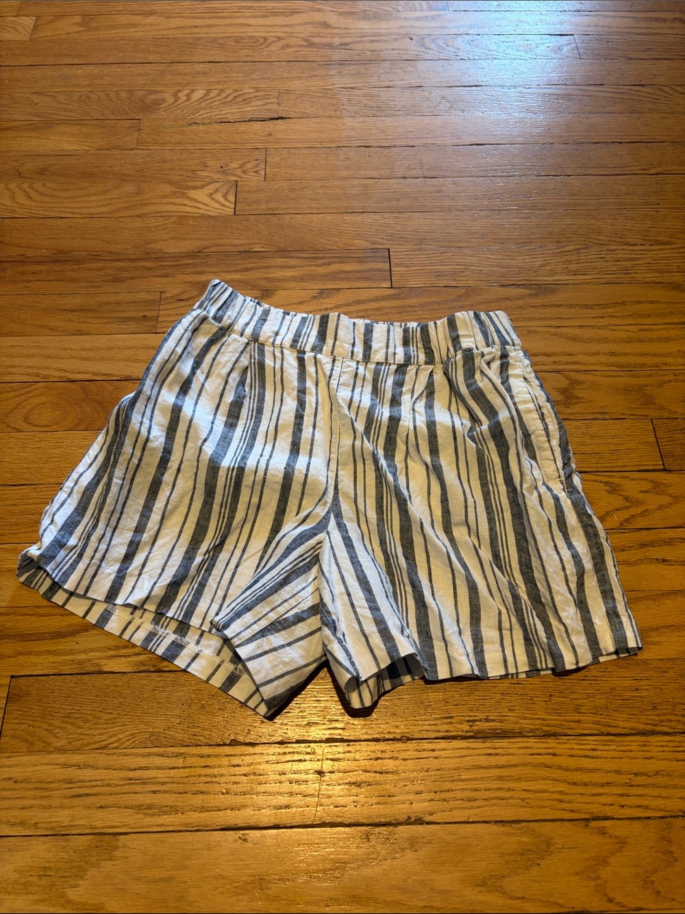 Michael Stars Women’s White and Blue Striped Linen Shorts. Size Small